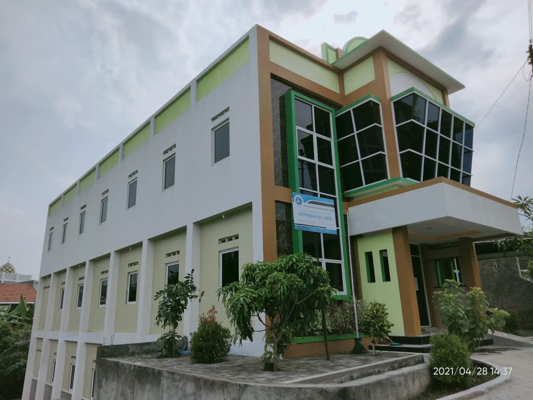 Gedung Tiga Lantai