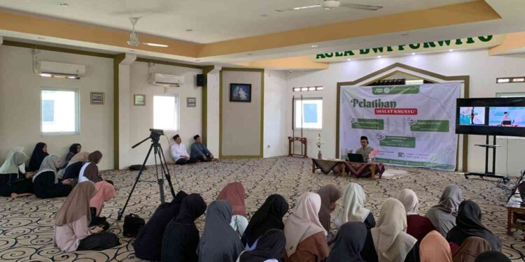 Dari Gerakan Menuju Kekhusyukan: 50 Peserta Ikuti Pelatihan Sholat Khusyuk Sesi Kedua di Fathimah Al-Amin